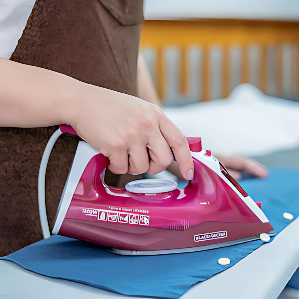Ferro De Passar Roupas Elétrico A Vapor Black Decker Base Antiaderente Branco E Rosa 110/127v