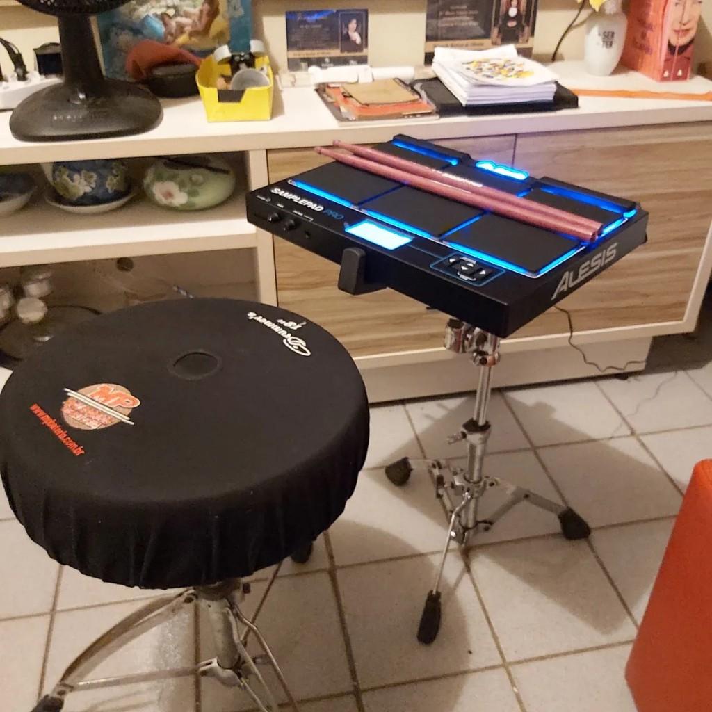 Bateria Eletrônica Alesis Samplepad PRO 8 Pads LED Midi Preto Com Baquetas