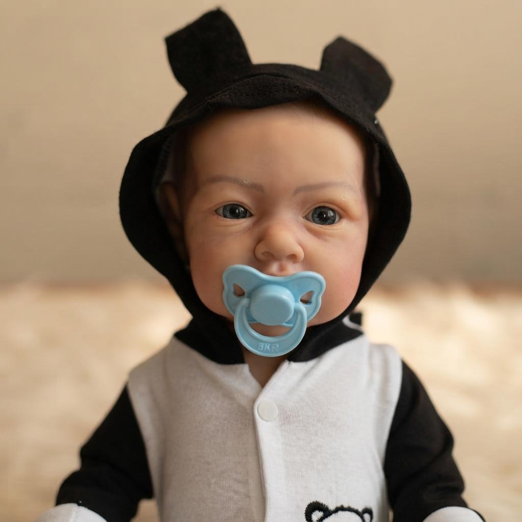 Kit Boneco Bebê Reborn Menino Panda 48cm Vinil Siliconado Com Bolsa Fraldas Mamadeira E Acessórios