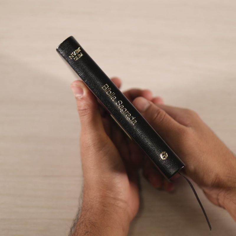 Bíblia Slim Compacta Nvi Capa Preta