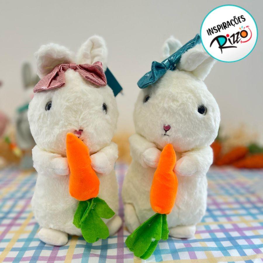 Coelho De Pelúcia Branco Segurando Cenoura Com Laço Rosa - 25cm - 1 Unidade - Rizzo