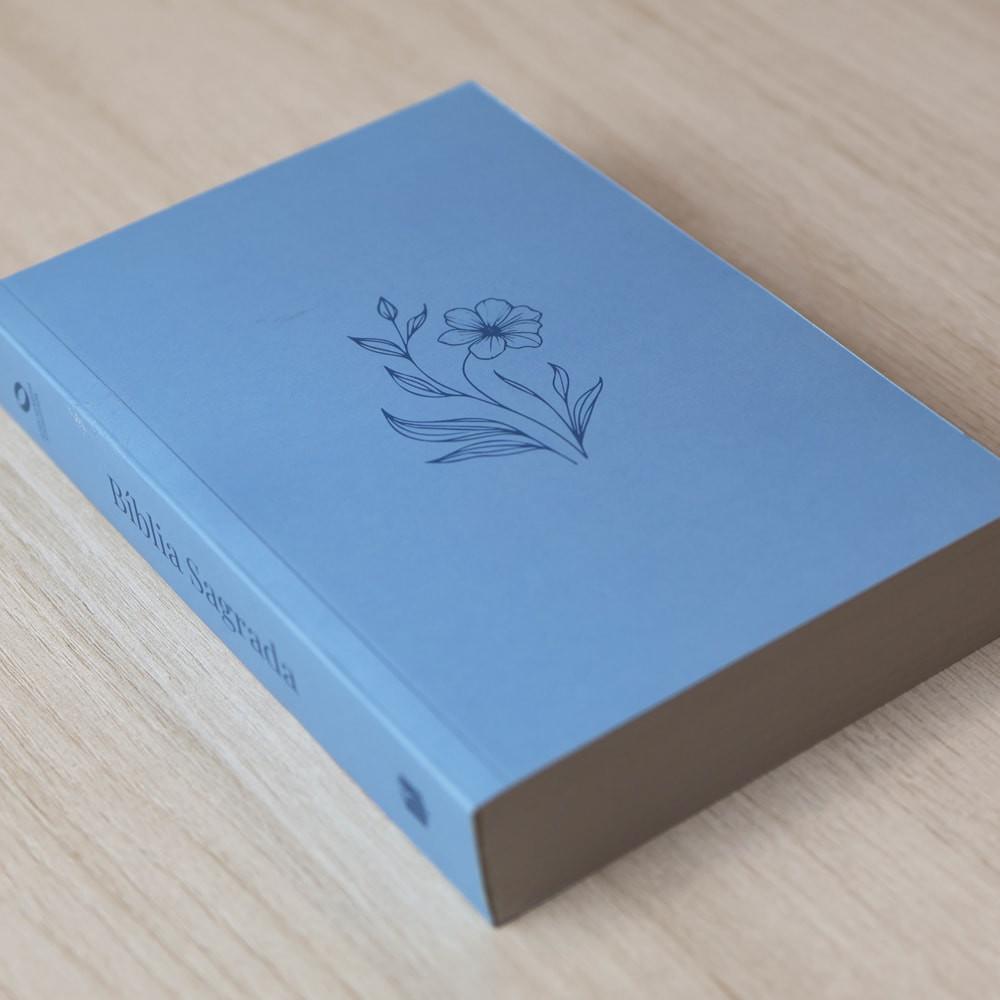 Bíblia Sagrada Flor Minimalista Azul Naa Letra Normal Capa Ilustrada