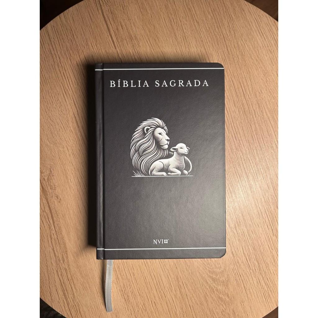 Bíblia Sagrada Nvi Letra Normal Capa Dura Com Fitilho Leão E Cordeiro